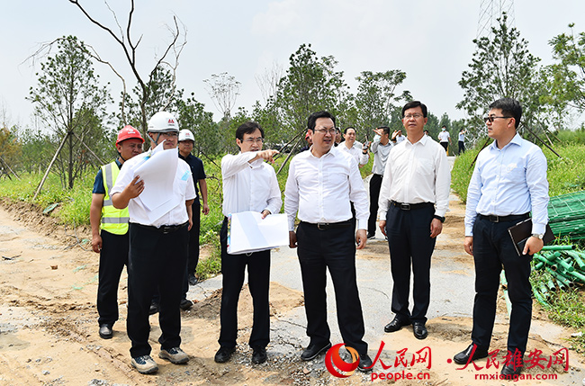 張國華在中央綠谷、東部溪谷及白溝引河蓄水壩調研。劉向陽攝