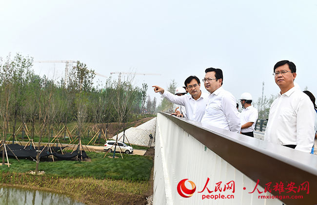 張國華在中央綠谷、東部溪谷及白溝引河蓄水壩調研。劉向陽攝