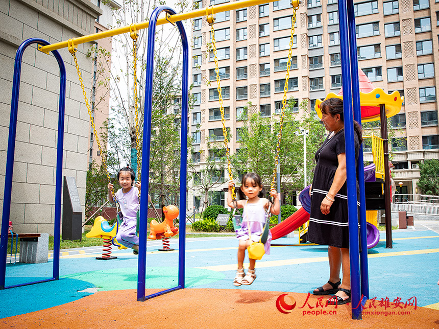 每個小區都配有兒童游樂設施，不用踏出小區就可以實現“遛娃”自由。人民網?宋燁文攝