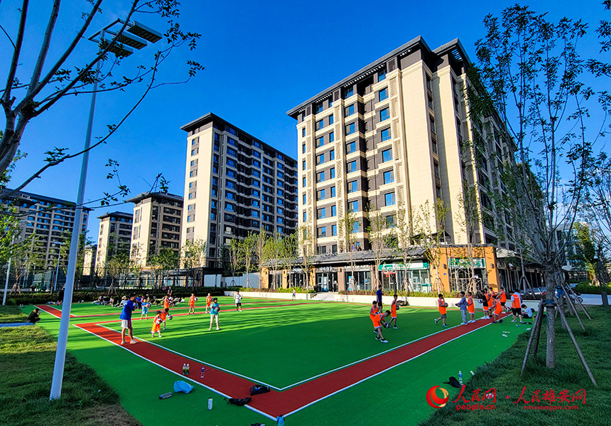 街角的足球場、籃球場上，放暑假的孩子們正在運動。人民網?宋燁文攝