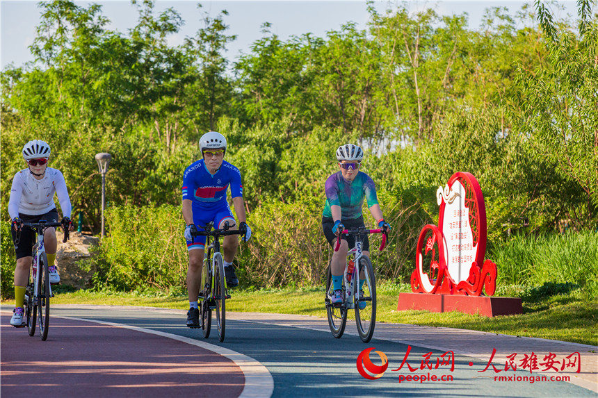 群眾在騎車運動。王洪生攝