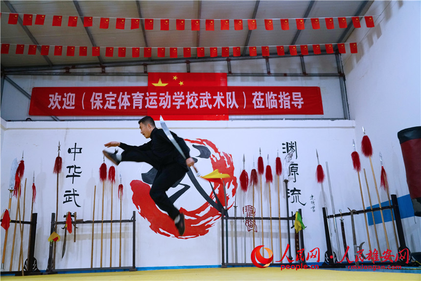 群眾在練武術。齊鑫攝