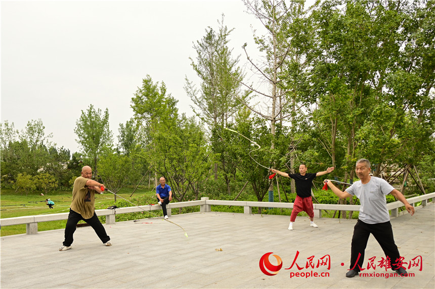 容東安置區晨練的群眾。胡忠攝