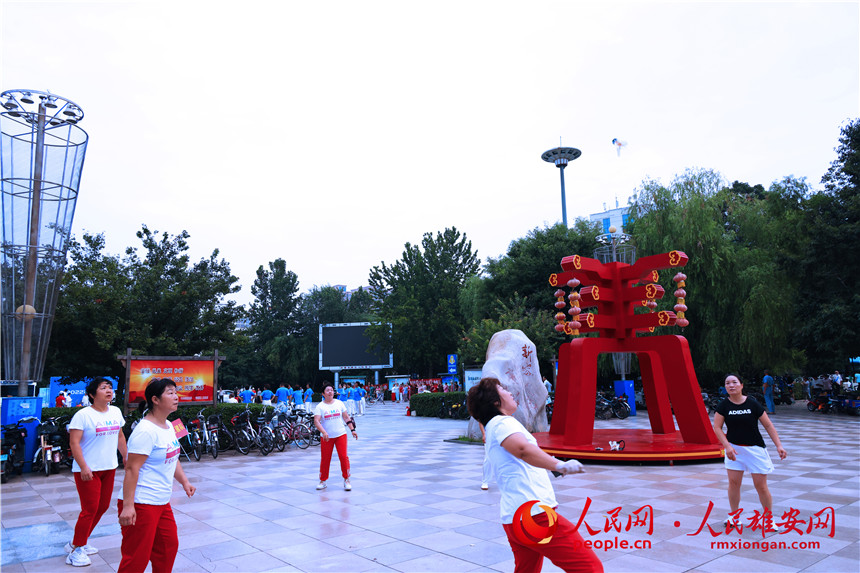 群眾在踢毽子鍛煉。齊鑫攝