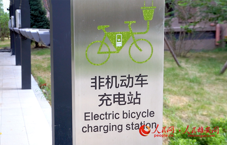 雄東片區的每個小區都配有非機動車充電站。尹澤天攝