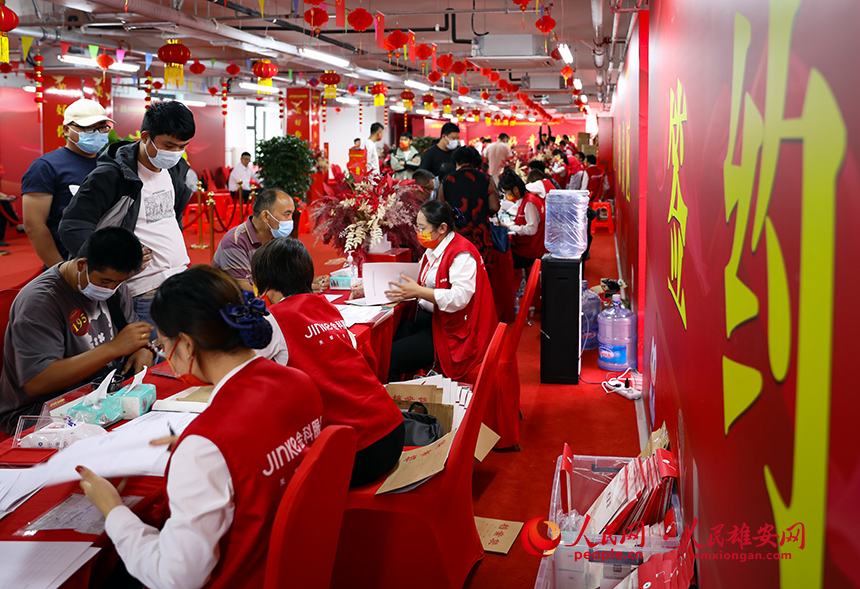 容西片區C3標段清泉社區第三交付網點交付現場。人民網?宋燁文攝