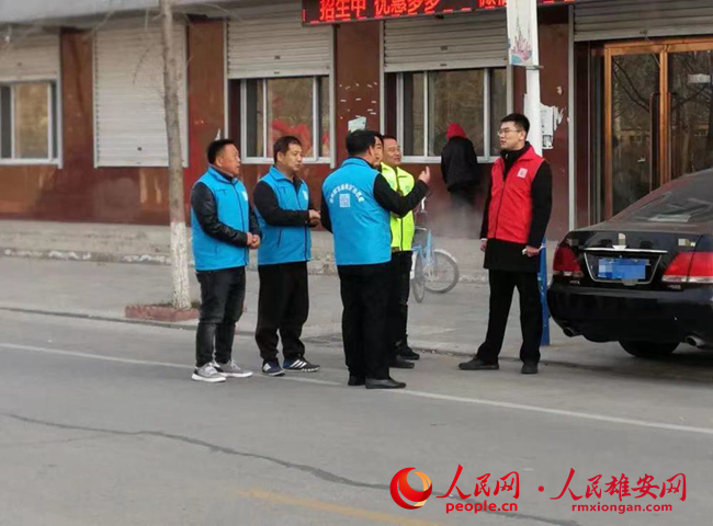 尚逸峰（右）在工作中。雄州鎮供圖