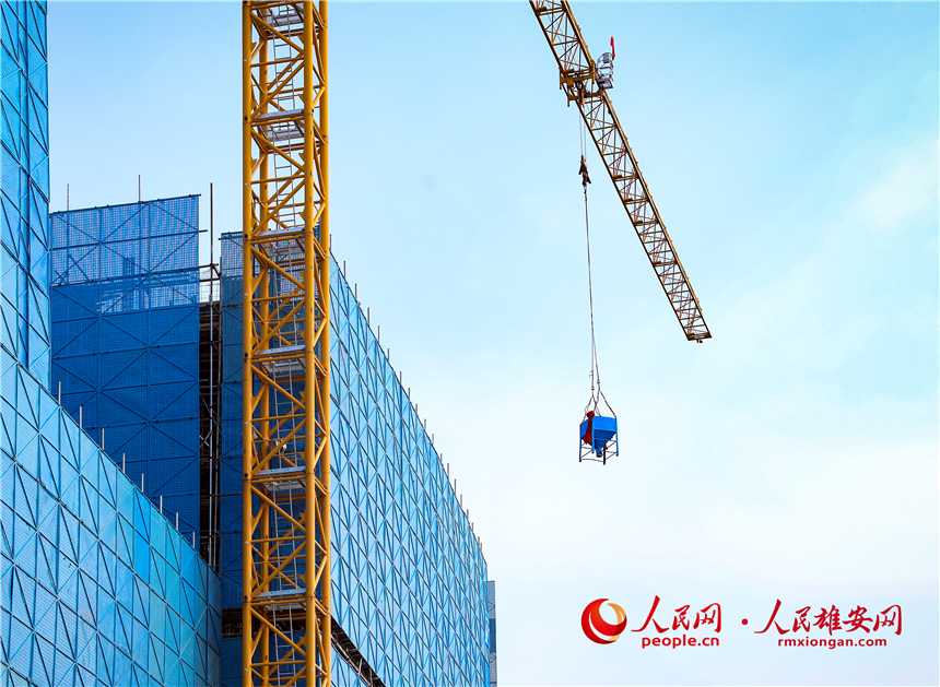 中國電信智慧城市產業園建設項目封頂儀式現場。人民網 宋燁文攝