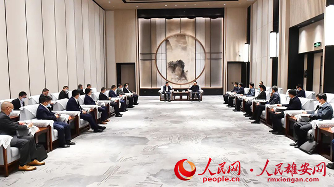 張國華與國泰君安黨委書記、董事長賀青一行舉行工作座談。劉向陽攝