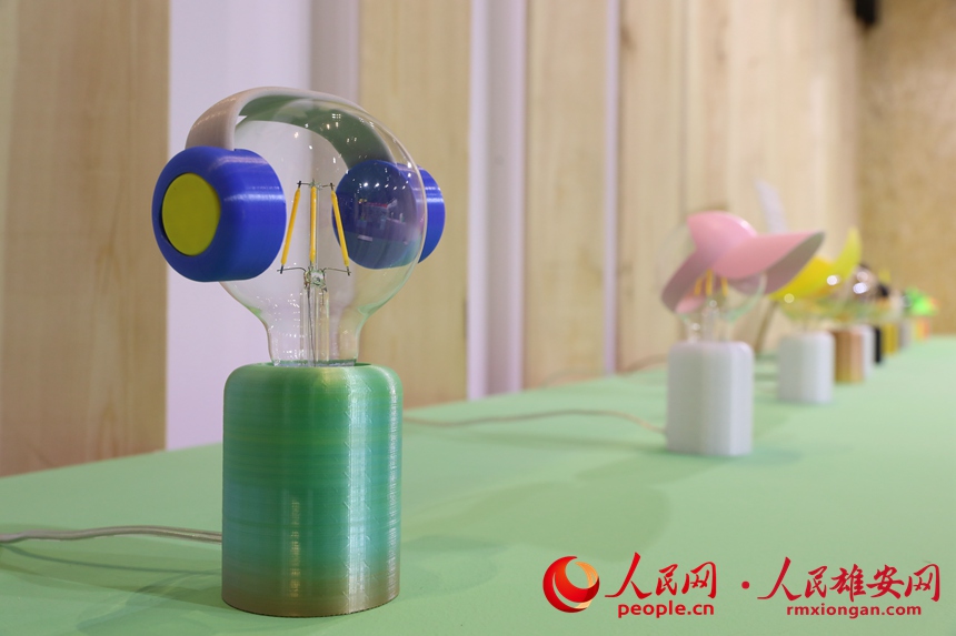 設計周上展出的創意燈飾。人民網 李兆民攝