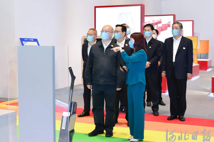 11月10日，作為河北國際工業設計周重點活動之一，第三屆金蘆葦工業設計獎頒獎典禮在雄安新區舉行。省長王正譜參加河北國際工業設計周巡展活動，并出席頒獎典禮。這是王正譜參觀工業設計創新成果展。河北日報記者霍艷恩攝