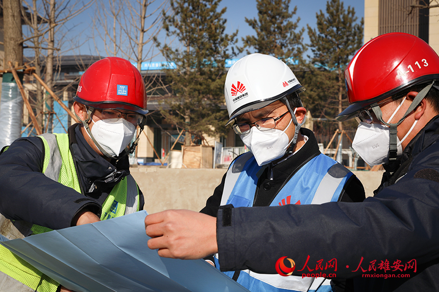 圖為康洪（中間）與同事勘查項目。人民網 宋燁文攝