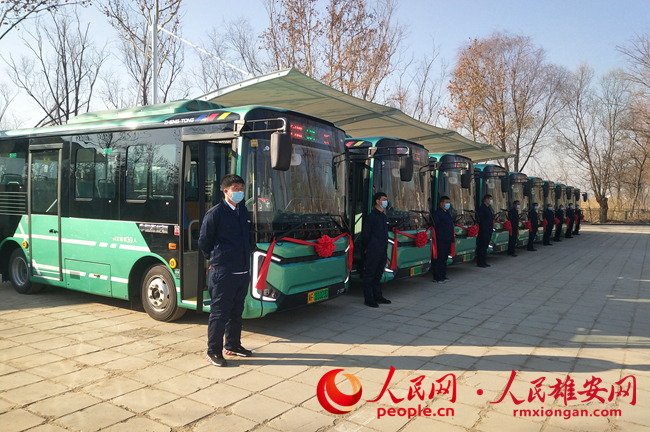 嶄新的公交車整裝待發。安新縣政通公交公司供圖