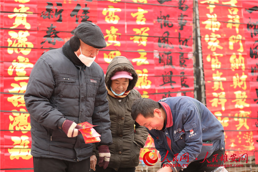 圖為居民正在買春聯。人民網 楊華龍攝