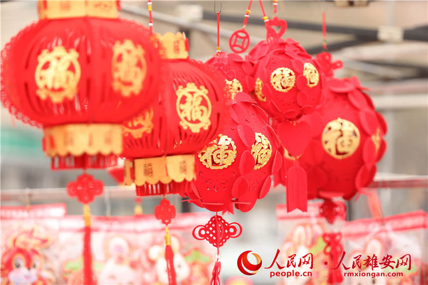 圖為待售的福字燈籠。人民網 楊華龍攝