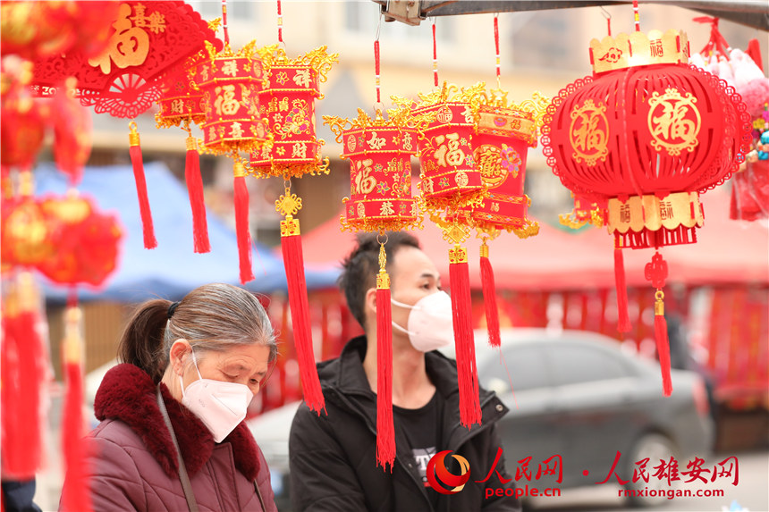 圖為居民正在看燈籠。人民網 楊華龍攝