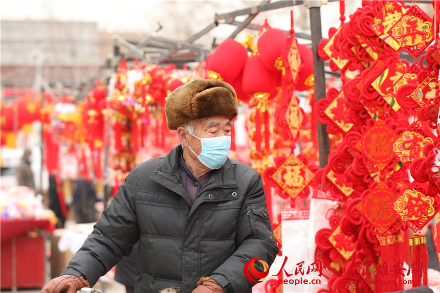 圖為居民正在買年貨。人民網 楊華龍攝