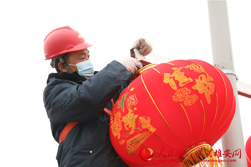 圖為工人正在掛燈籠。人民網 楊華龍攝
