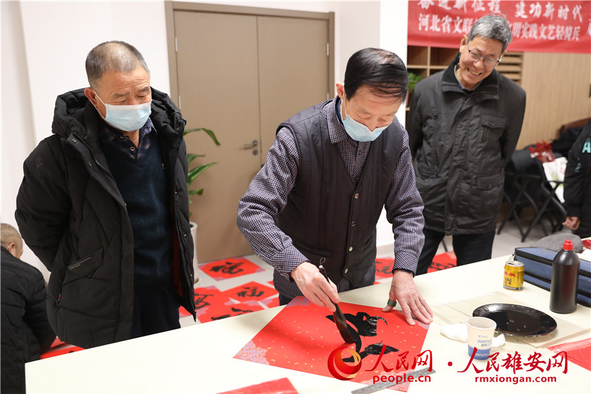 圖為容西片區愛水社區組織寫福字、春聯。人民網 楊華龍攝