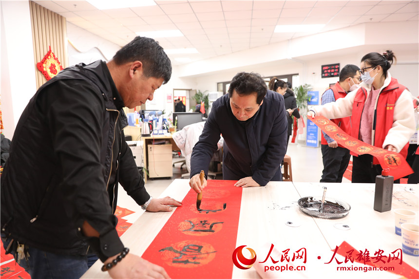 圖為容西片區愛水社區組織寫春聯。人民網 楊華龍攝