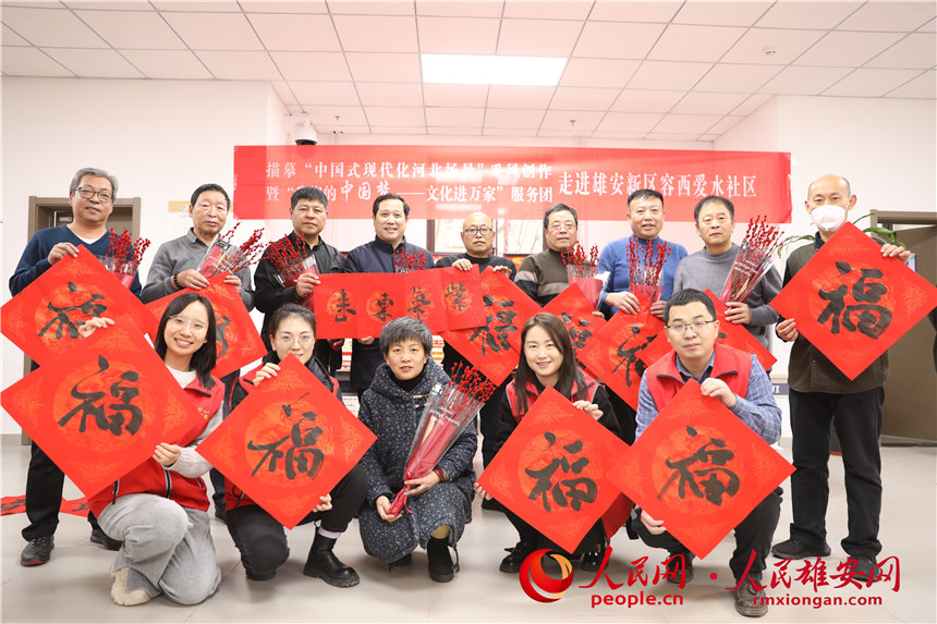 圖為容西片區愛水社區組織寫福字、春聯。人民網 楊華龍攝
