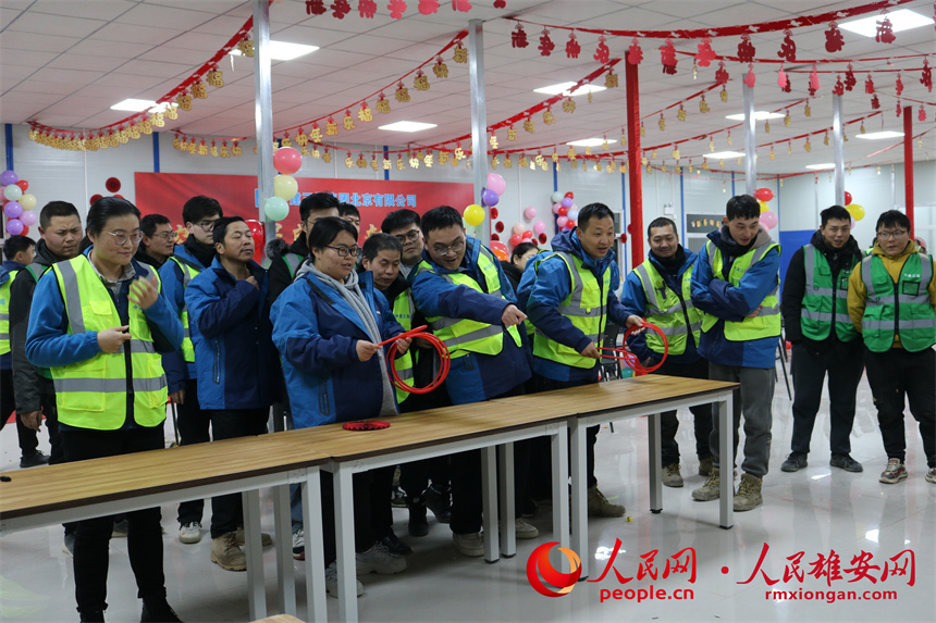 圖為建設者們組織玩游戲。中建三局集團北京有限公司供圖