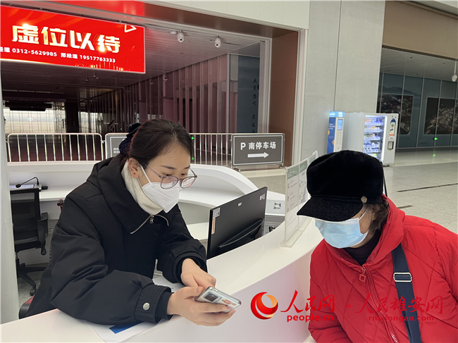 雄安集團交通公司在雄安站開展“溫暖交通 助您回家”活動。雄安集團交通公司供圖