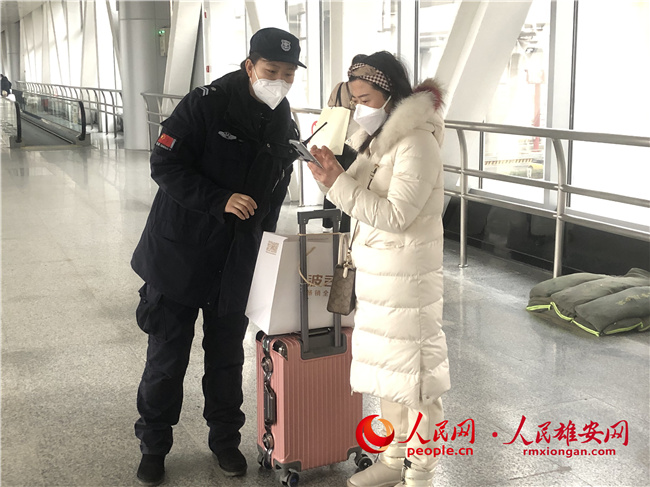 雄安集團交通公司在雄安站開展“溫暖交通 助您回家”活動。雄安集團交通公司供圖