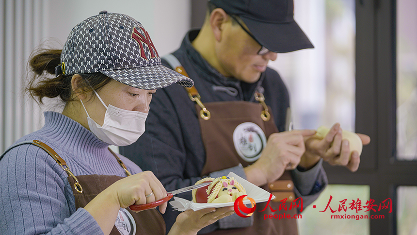 pc雄安非遺傳承人正在制作兔年年貨花餑餑。人民網 李兆民攝