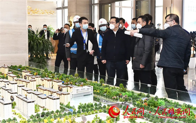 張國華調研容東片區市場化住宅項目和社區公服設施情況。劉向陽攝