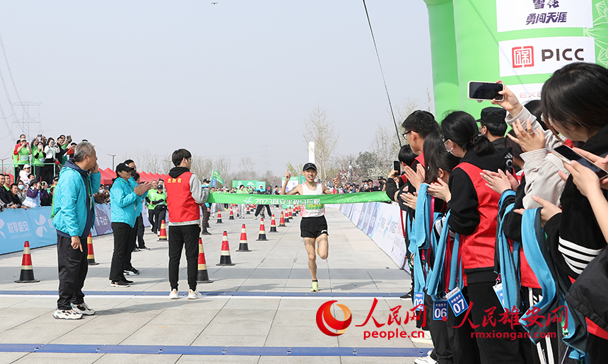 2023雄安半程馬拉松現場，選手沖線。人民網 李兆民攝