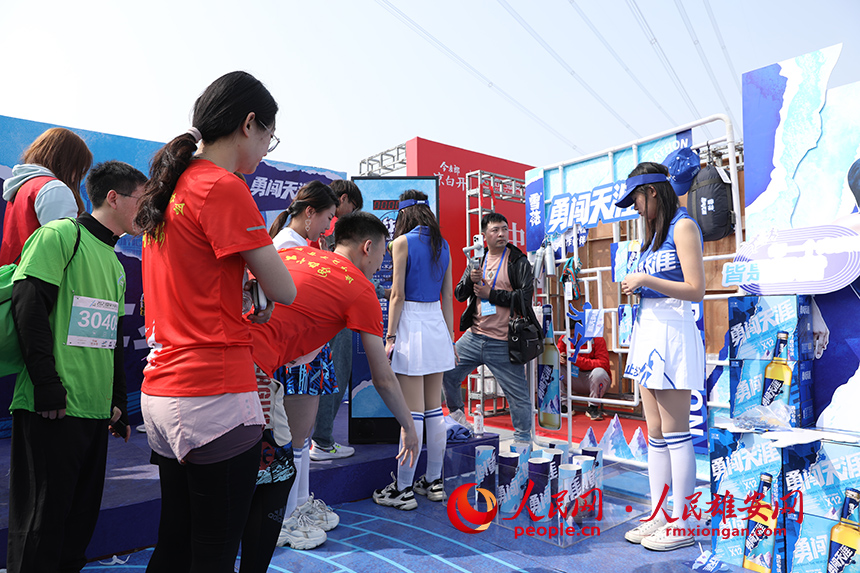2023雄安半程馬拉松活動場外，參賽后的選手正在進行小游戲。人民網 李兆民攝