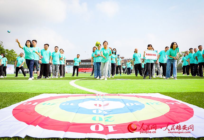 “趣味丟沙包”比賽現場。人民網記者 宋燁文攝