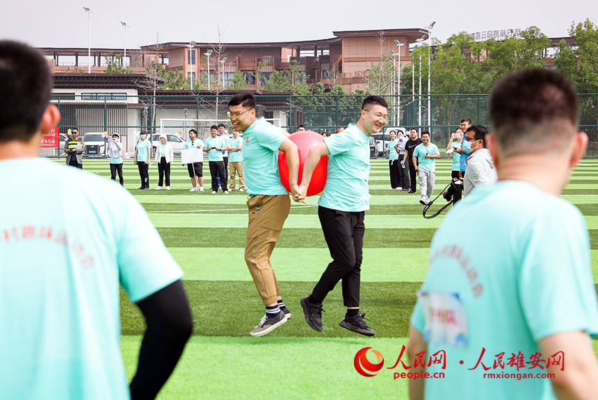 “背靠背夾球”比賽現場。人民網記者 宋燁文攝