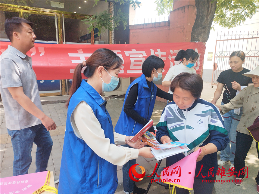 普法活動進社區。安新縣委政法委供圖