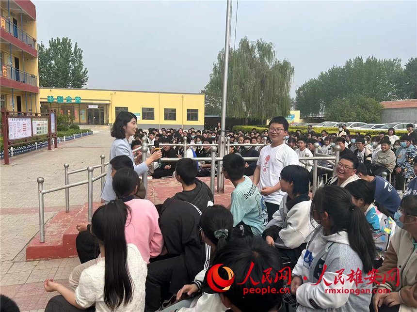 普法活動進學校。安新縣委政法委供圖