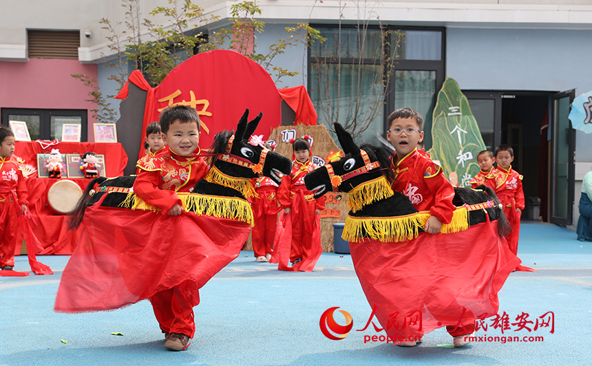 5月31日，雄安容和樂安幼兒園舉辦傳統文化游園活動?；顒友埩诵郯伯數胤沁z文化傳承人走進幼兒園，與孩子和家長交流互動。通過現場接觸非遺項目，讓孩子們零距離認識非遺、熟悉非遺，感受非遺之美。人民網 李兆民攝