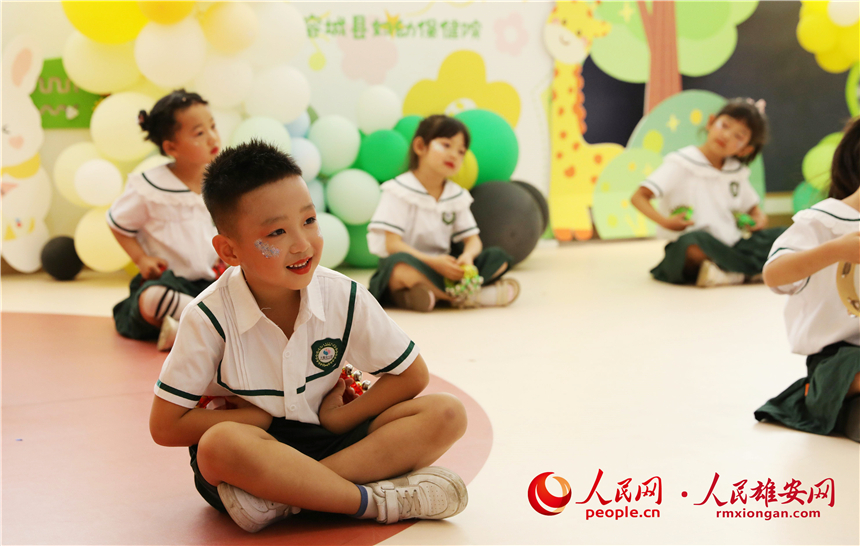 圖為正在表演節目的小朋友們。人民網記者 李雪晴攝