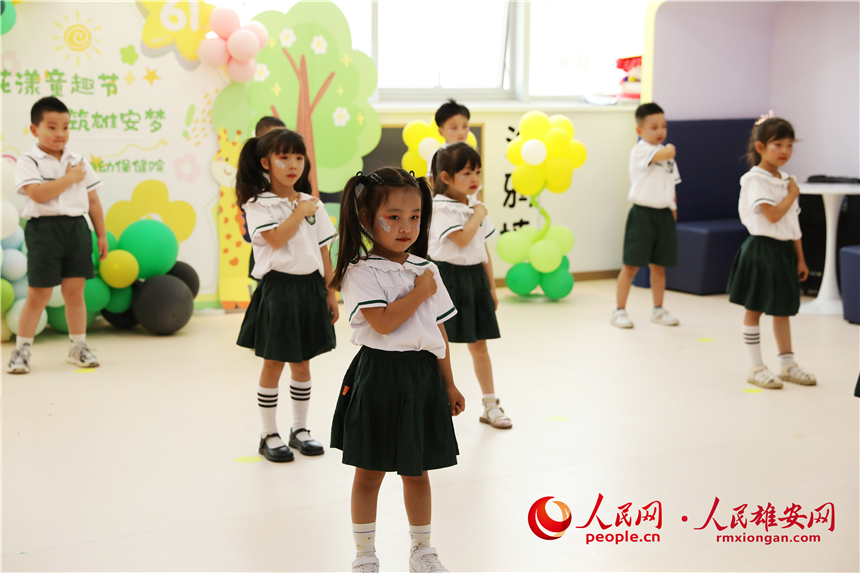 圖為正在表演節目的小朋友們。人民網記者 李雪晴攝