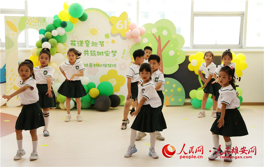 圖為正在表演節目的小朋友們。人民網記者 李雪晴攝