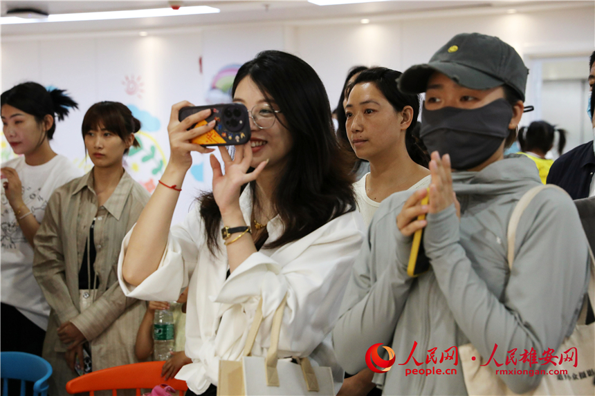 圖為家長在記錄小朋友天真可愛的表演。人民網記者 李雪晴攝