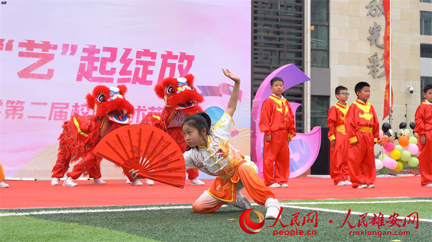 圖為學生進行文藝匯演。雄安容和悅容小學供圖
