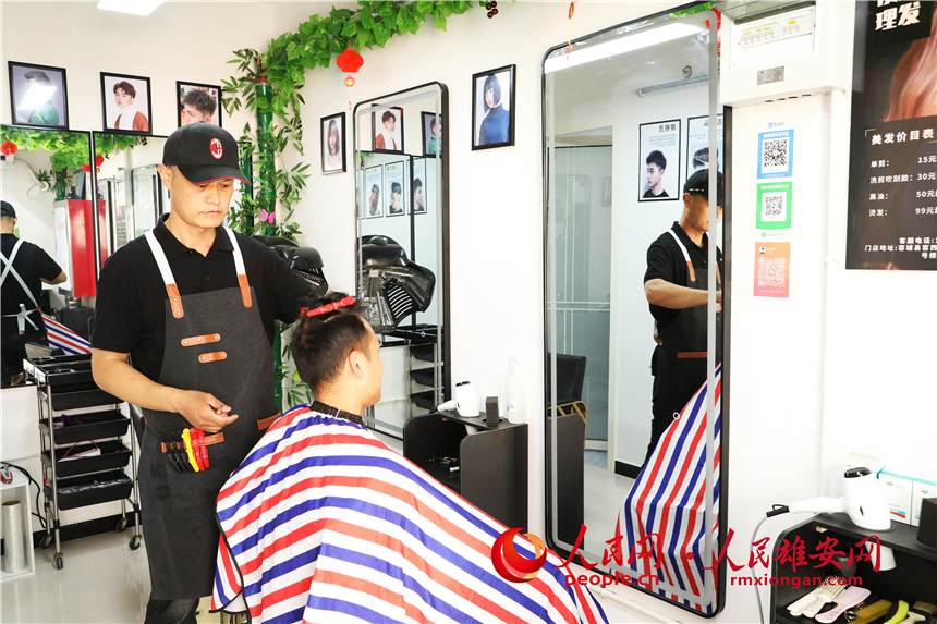 圖為朱新寶正在為顧客理發。人民網記者 李雪晴攝