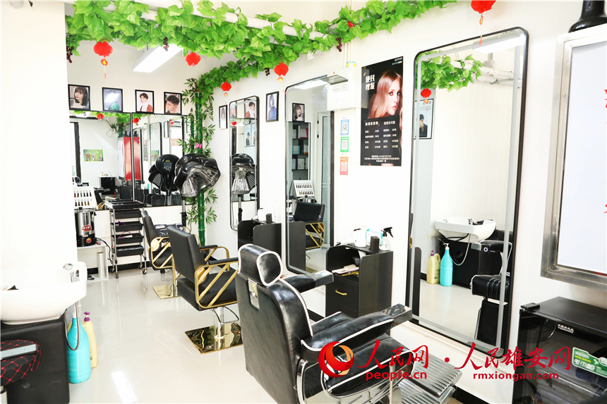 圖為朱新寶在便民工坊的理發店。人民網記者 李雪晴攝