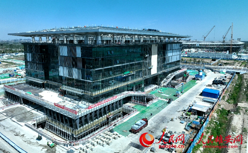 航拍雄安大學園圖書館項目建設現場。人民網 李兆民攝