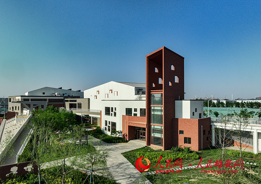 位于啟動區的雄安史家胡同小學。人民網 李兆民攝