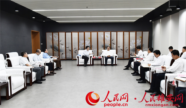 張國華與屠呦呦科研創新團隊一行舉行工作座談。劉向陽攝