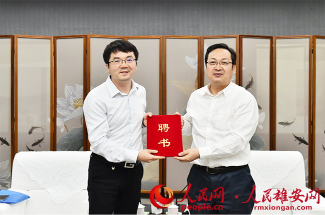 張國華為王繼剛頒發雄安新區特聘專家證書。劉向陽攝
