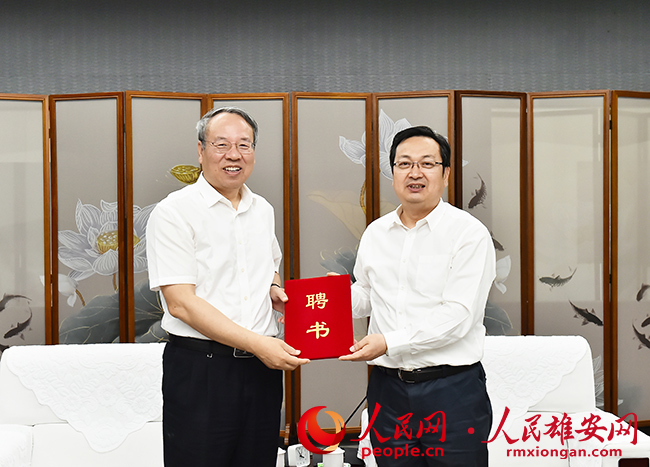 張國華為雒建斌頒發雄安新區特聘專家證書。劉向陽攝