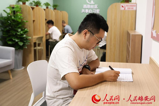 居民正在西泉共享自習室進行學習。人民網記者 宋燁文攝